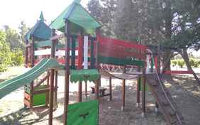 Mehrere schattige Spielmöglichkeiten finden sich auf dem Grundstück